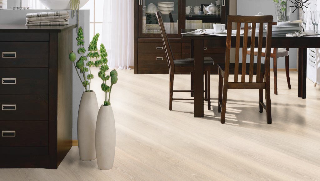 Ламинат Haro Tritty 100 Loft 4V Дуб Белый Выбеленный 535371 фото в интерьере Ламинат Haro Tritty 100 Loft 4V Дуб Белый Выбеленный 535371 фото в интерьере